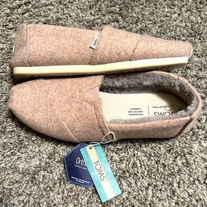 NWT Toms Women’s Ortholite Pale Mauve Felt/Faux Fur; Size 8